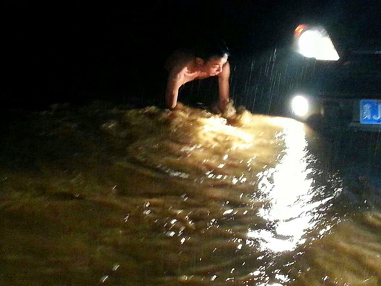 暴雨洪灾，我们在现场